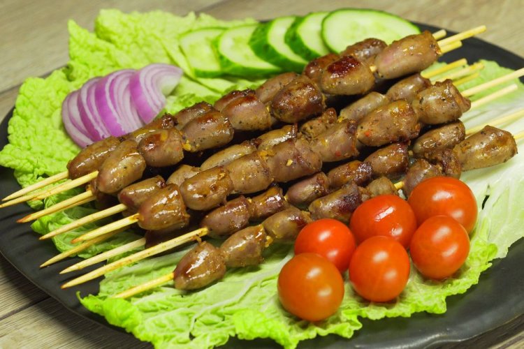 Шашлык из куриных сердечек, маринованных с луком и уксусом