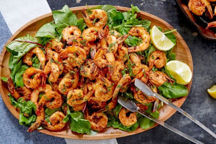 Креветки с чесноком и зеленью на гриле