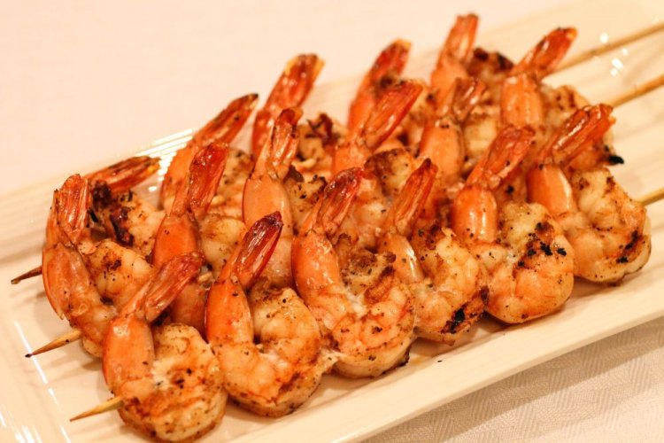 Креветки на гриле, маринованные в остром кетчупе с чесноком
