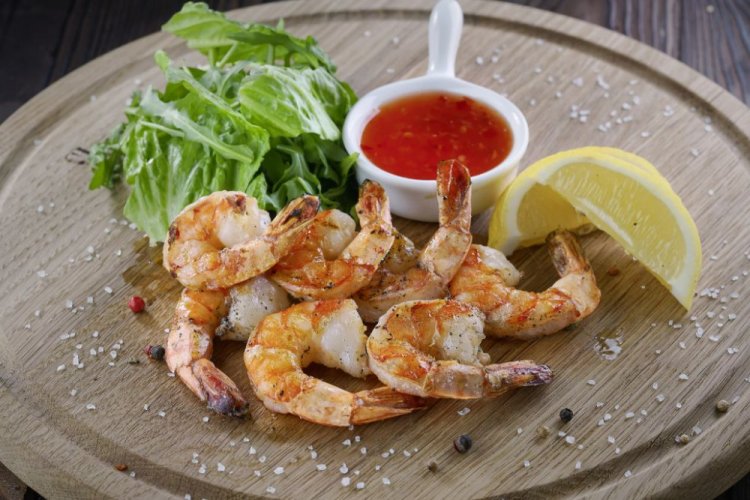 Креветки в чесночно-лимонном маринаде на гриле