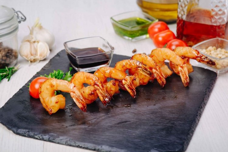 Креветки на гриле, маринованные в соевом соусе с имбирем и чесноком