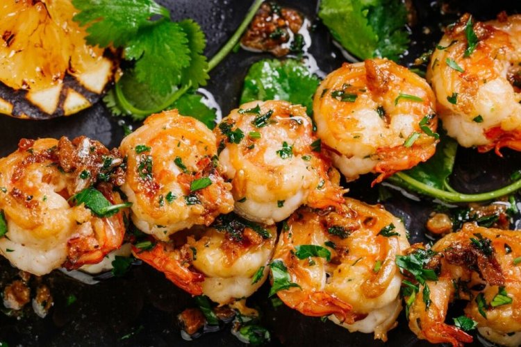 Креветки на шпажках, жаренные на гриле