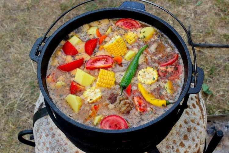 Шурпа из бараньей голяшки с кукурузой в казане