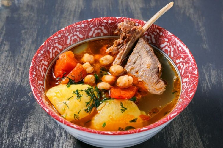 Каурма-шурпа с бараниной, свежими помидорами и нутом