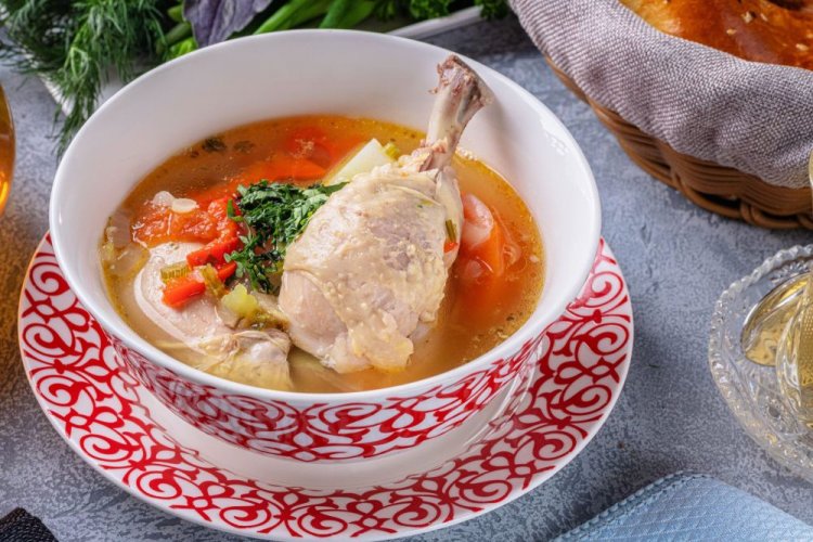 Шурпа из курицы на костре в казане