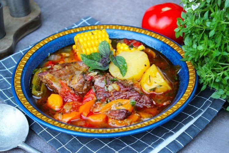 Шурпа с говядиной, кукурузой и томатным соком