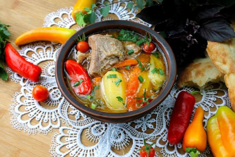 Шурпа со свининой и помидорами черри на костре