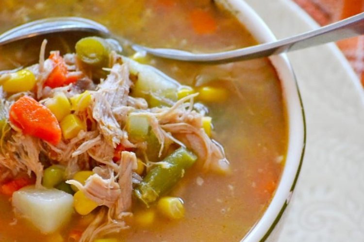 Суп с тушенкой, стручковой фасолью и сельдереем