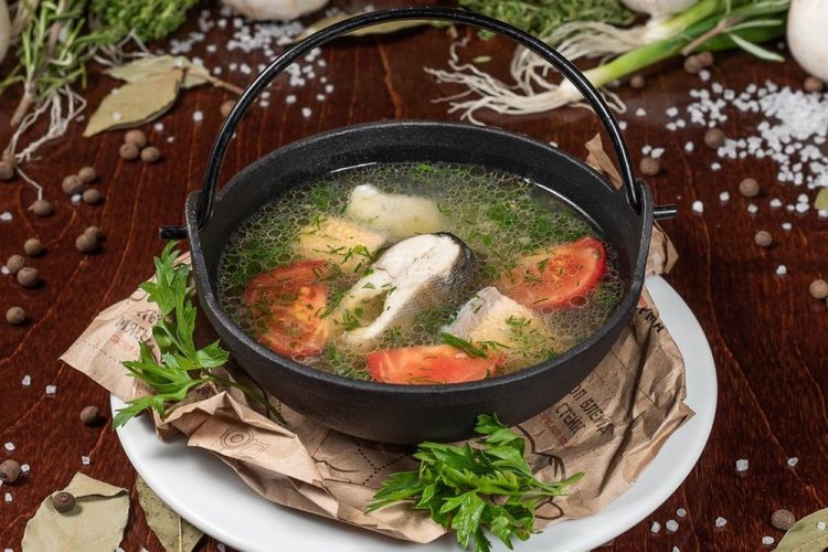 Уха из судака с помидорами в казане