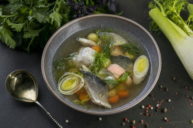 Рыбацкая уха с луком-пореем и фенхелем на костре