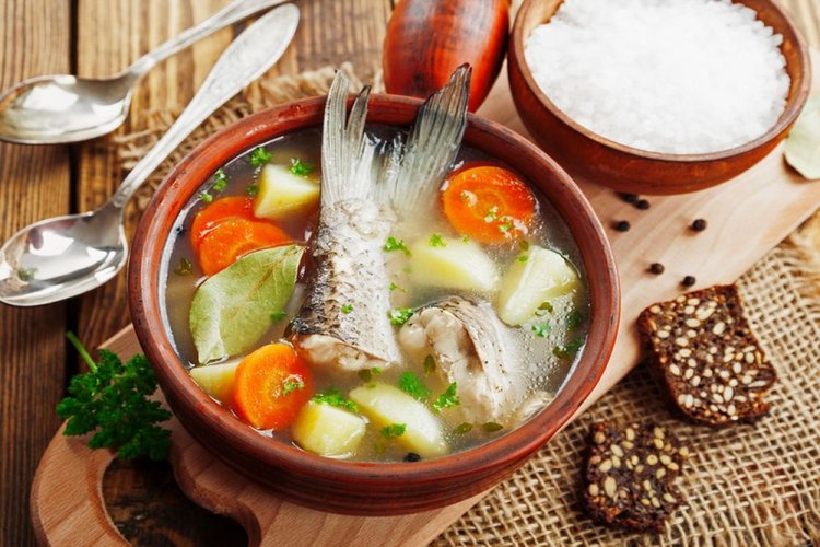 Уха из леща на костре в казане