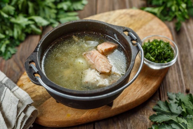 Уха из семги и окуня на костре