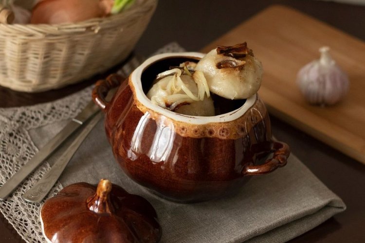 Пельмени с луком и чесноком в духовке