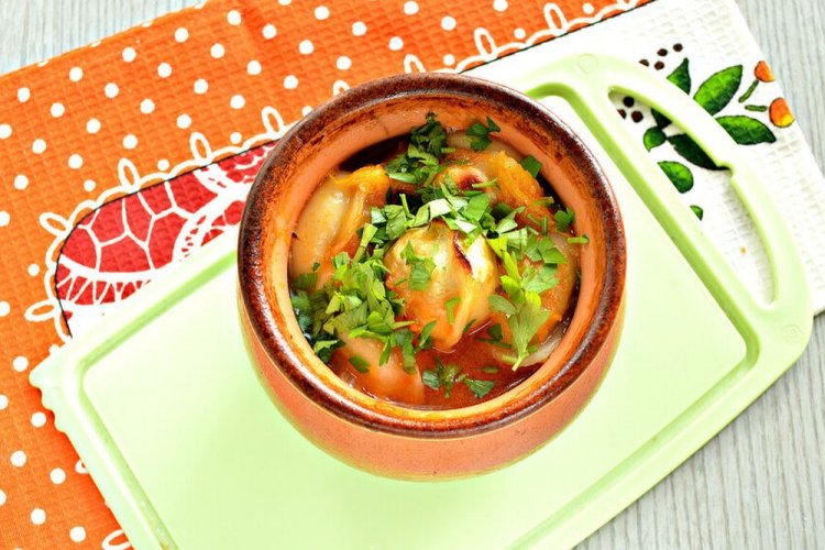 Пельмени с томатным соусом в духовке