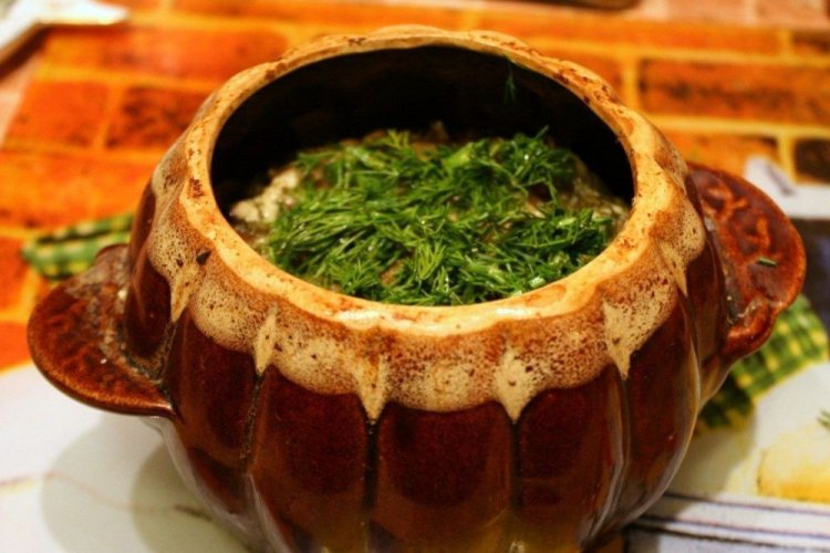 Пельмени с овощами в горшочках в духовке