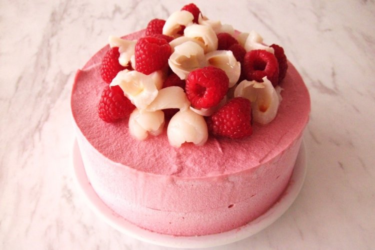 Сливочно-малиновый торт без выпечки