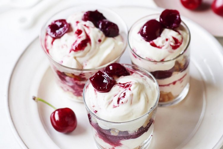 Творожно-сливочный десерт с вишней и савоярди