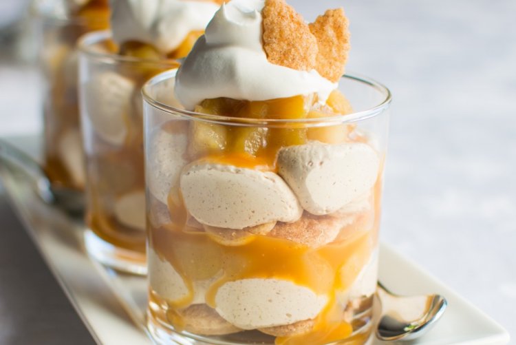 Фруктовый десерт с козьим сыром и печеньем савоярди