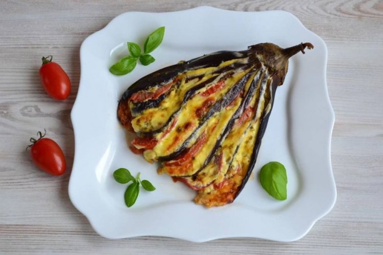 Веер из баклажанов с помидорами и сыром на гриле