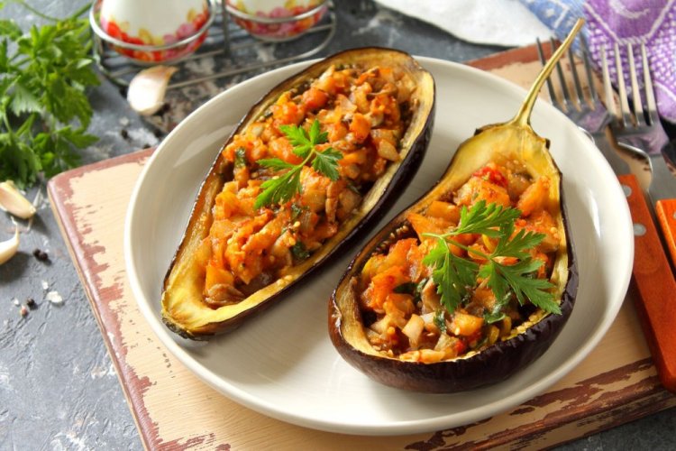 Баклажаны с овощной начинкой на гриле