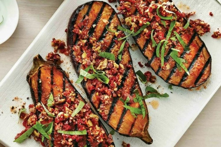 Половинки баклажанов с вялеными томатами и орехами на гриле
