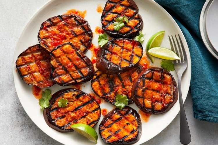 Баклажаны на гриле, маринованные в аджике