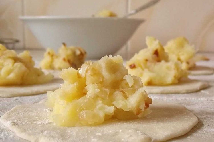 С картошкой и жареным луком