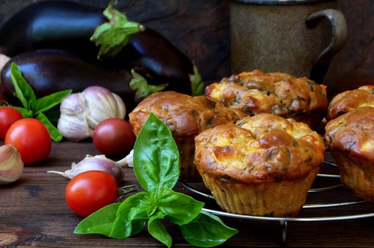 Маффины с сосисками и помидорами