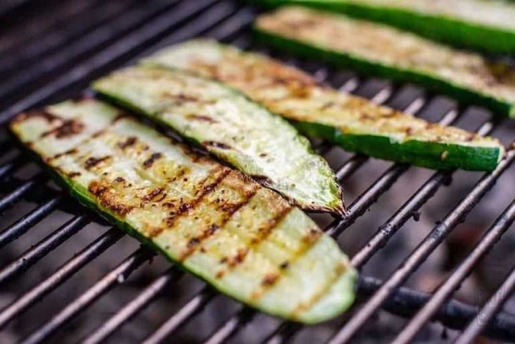 Кабачки на решетке на мангале