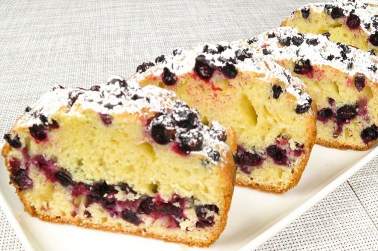 Кекс на кукурузной муке со смородиной