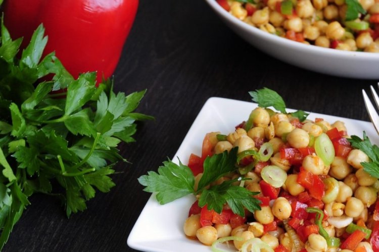 Салат с нутом для пикника