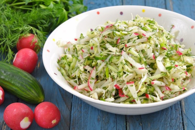 Салат с пекинской капустой и черемшой