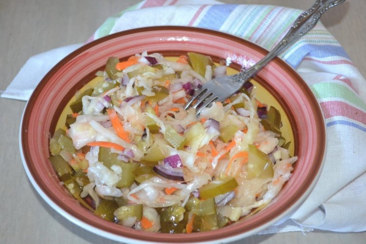 Салат из квашеной капусты для пикника