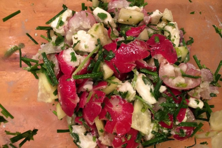 Салат с редиской и фетой