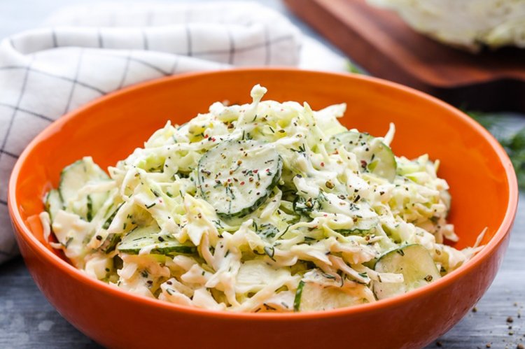 Салат из молодой капусты с яйцами