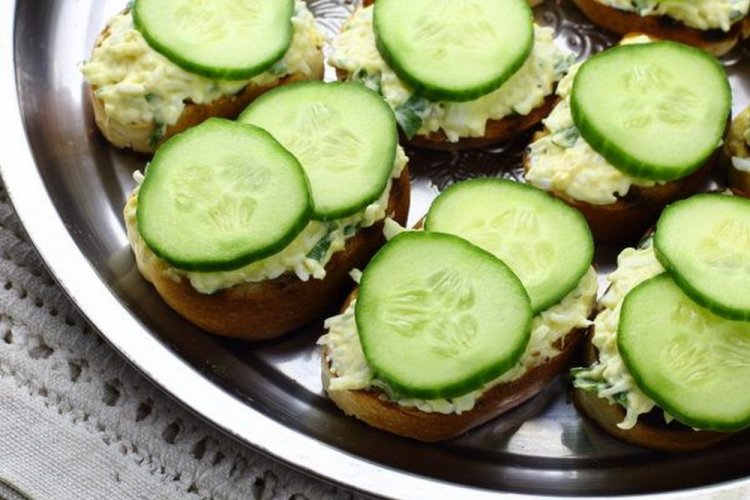 Бутерброды с яйцом и огурцами