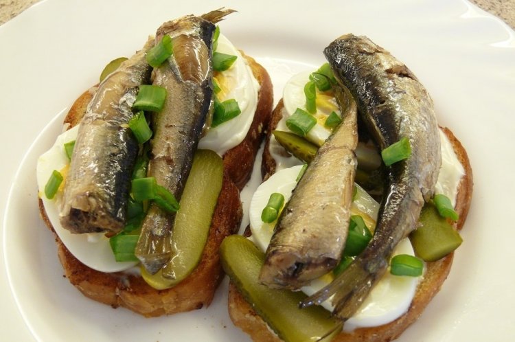 Бутерброды со шпротами для пикника