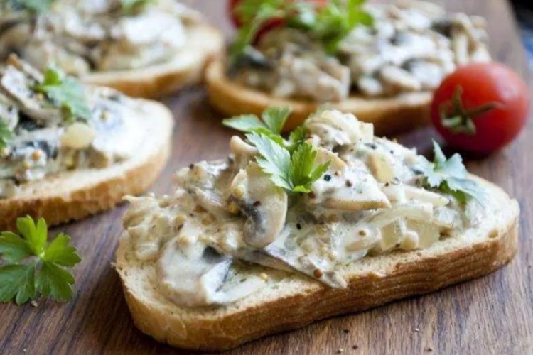 Бутерброды с шампиньонами и солеными огурцами