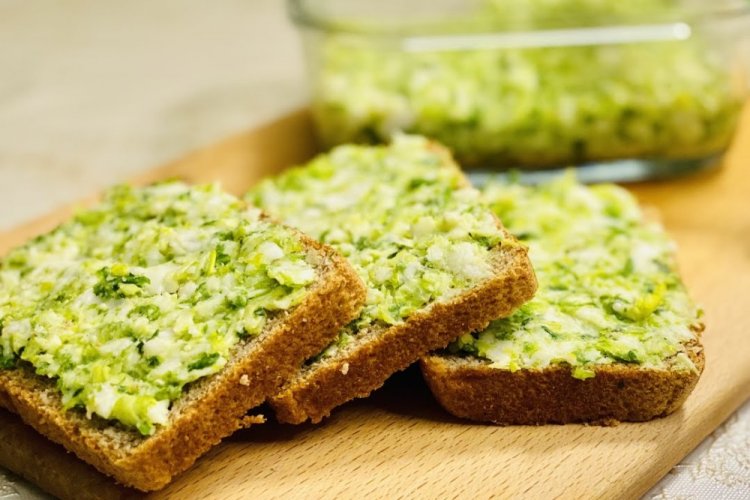 Бутерброды с творогом и черемшой