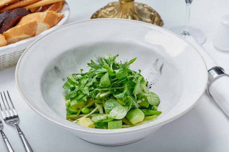 Зеленый салат с авокадо и салатом корн