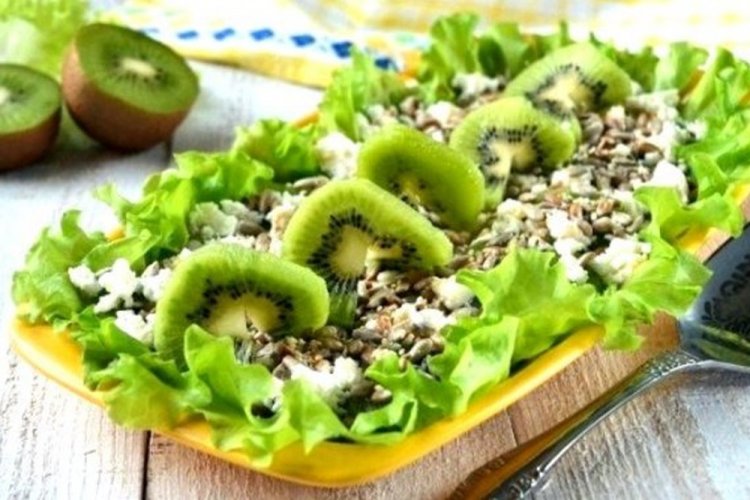 Зеленый салат с киви