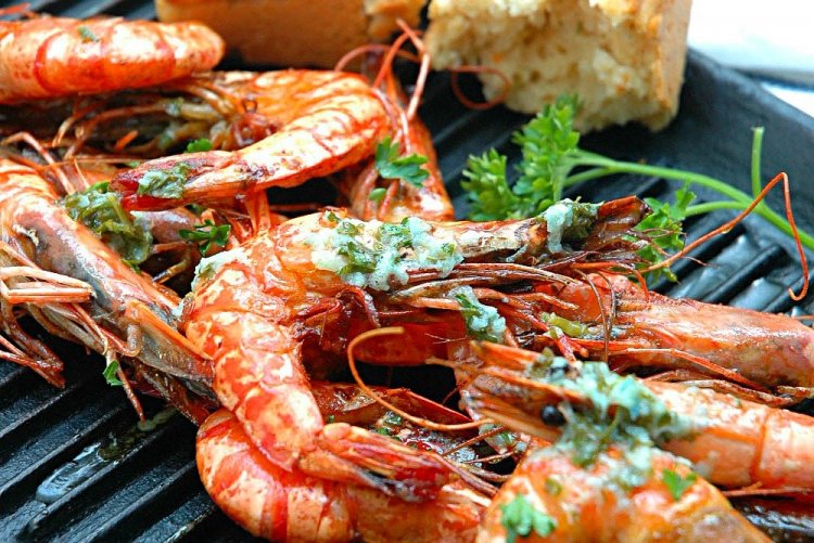 Лангустины с ароматными травами на мангале