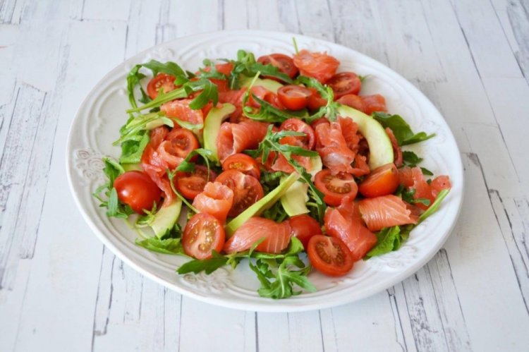 Салат с авокадо, семгой и помидорами