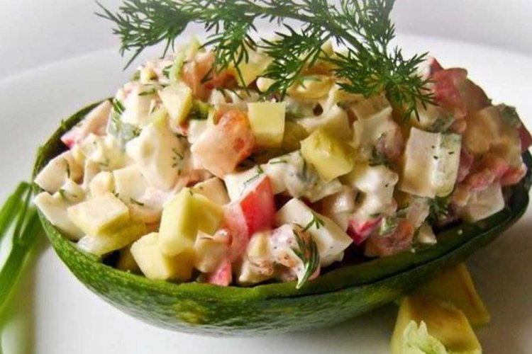Салат с крабовыми палочками, авокадо и помидорами