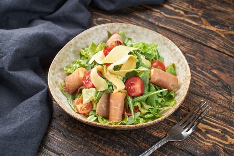 Салат с ветчиной, авокадо и помидорами