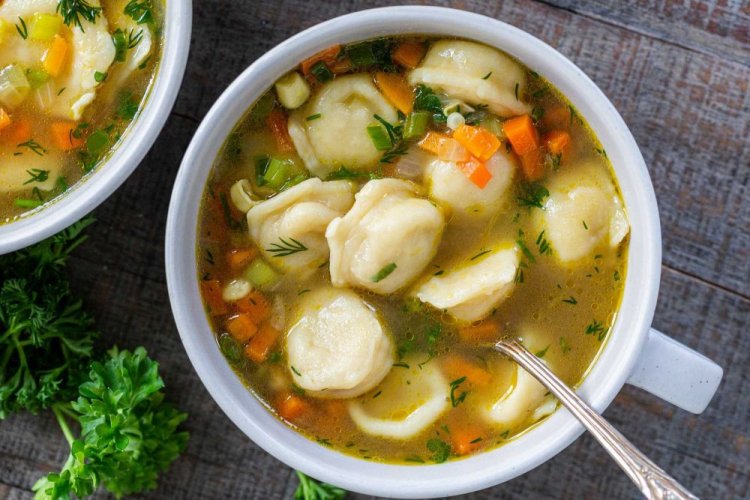 Летний суп с пельменями и овощами