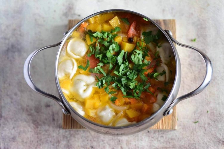 Суп с тыквой и пельменями