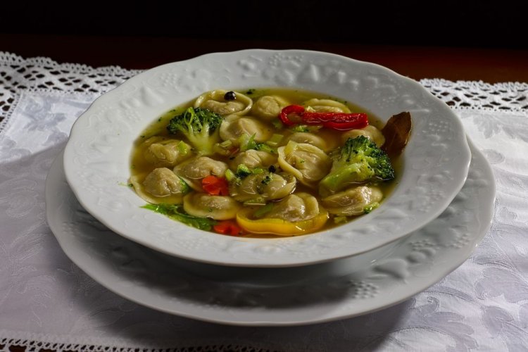 Суп из болгарского перца и брокколи с пельменями