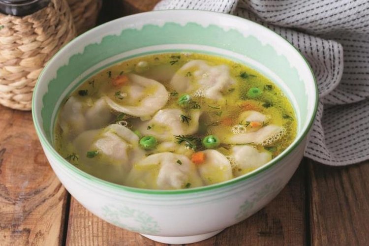 Суп с пельменями, зеленым горошком и морковью