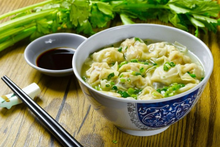 Суп с пельменями и сельдереем в азиатском стиле